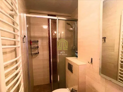 Moderno opremljeno kupatilo sa tuš kabinom. - image 13
