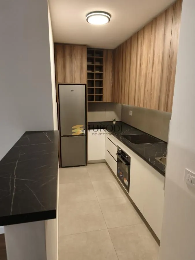 Modern kitchen with built-in units and white and wood texture.