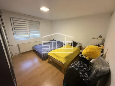 Spavaća soba sa dva kreveta i prozorom. - image 7