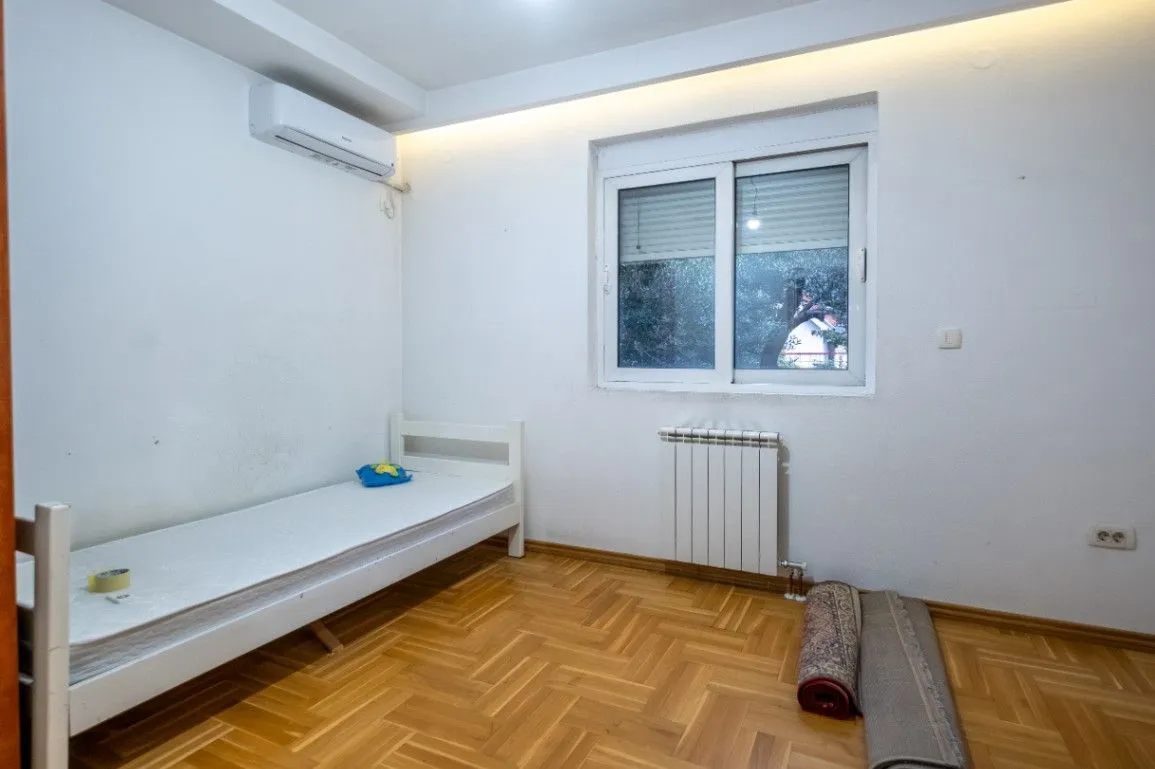 Izdavanje, kuća, 220m², Tološi, Podgorica