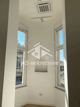 Pogled na deo prazne prostorije sa velikim prozorima i ugrađenim klima uređajem. - image 6