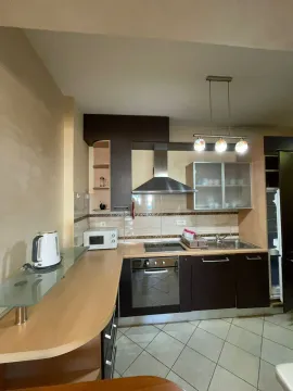 Kuhinja sa tamnim elementima, ugradnom tehnikom i šankom. - image 5