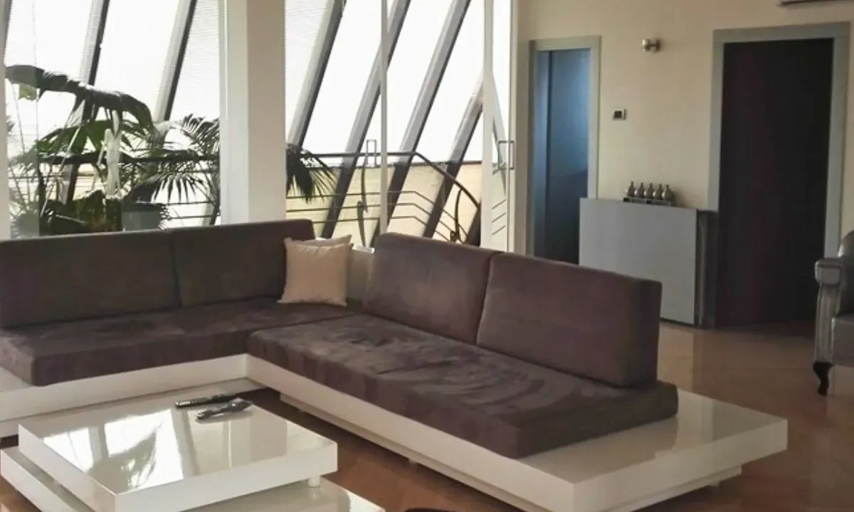 Izdavanje, poslovni prostor, 180m², Stari grad, Novi Sad