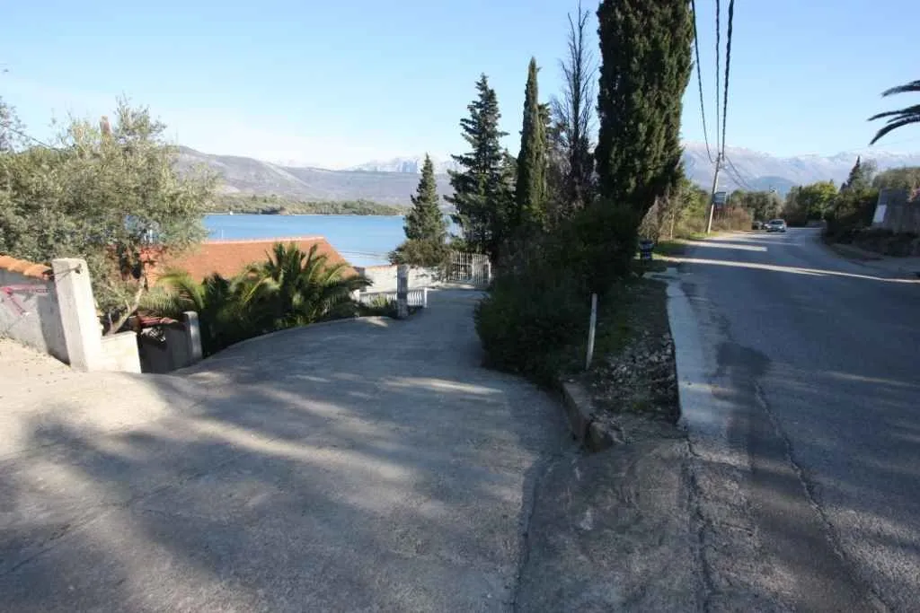 Prilaz kući sa pogledom na more.