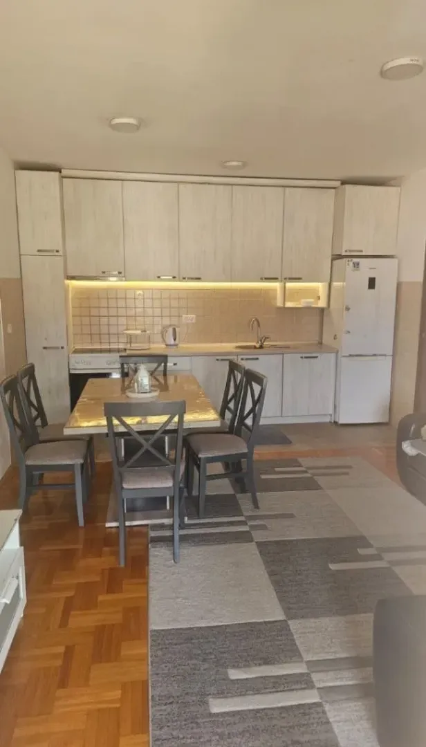 Izdavanje, dvosoban stan, 67m², Stari Aerodrom, Podgorica