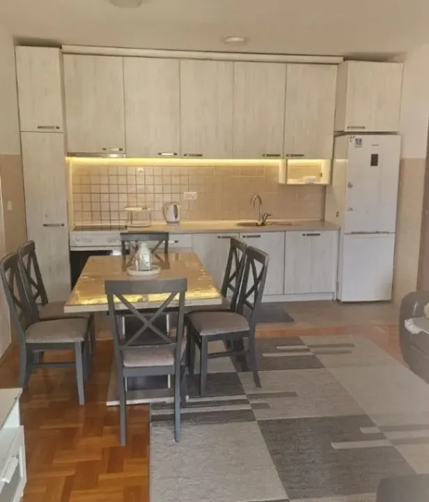 Izdavanje, dvosoban stan, 67m², Stari Aerodrom, Podgorica