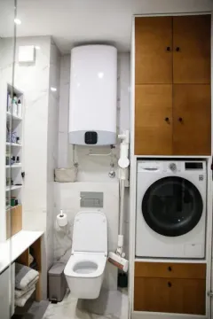 Kupatilo sa wc šoljom, bojlerom i ugrađenom veš mašinom. - image 6