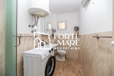 Kupatilo opremljeno sanitarijama, tuš kabinom i veš mašinom. - image 3