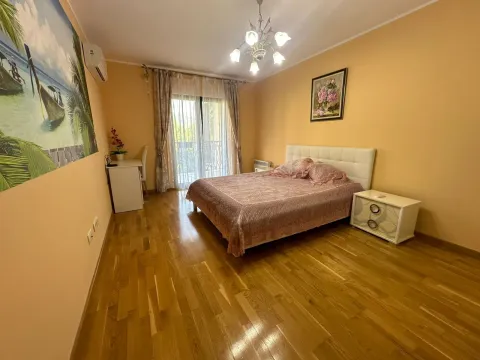 Izdavanje, kuća, 180m², Lastva Grbaljska, Kotor - image 3
