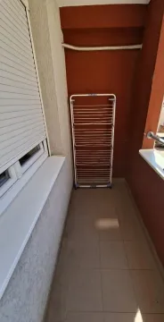 Manji balkon sa podnim pločicama i stalkom za sušenje veša. - image 10