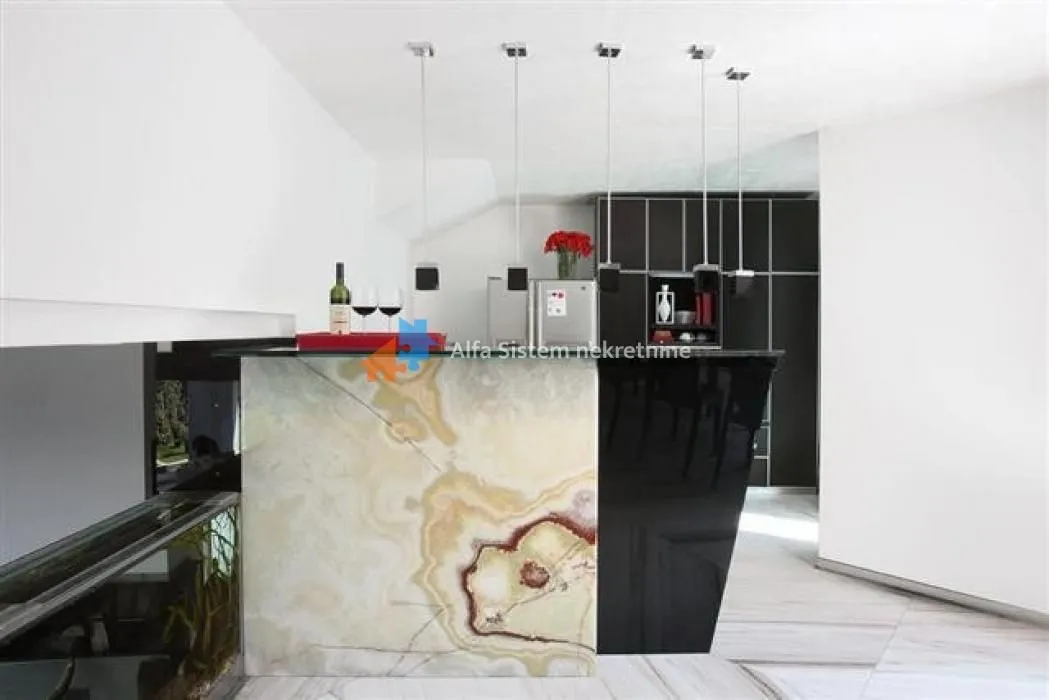 Rent, house, 365m², Uciteljsko Naselje, Zvezdara Sve Podlokacije