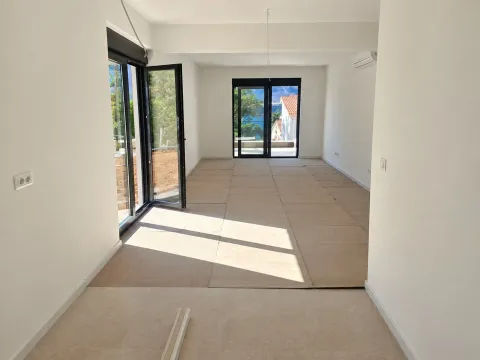 Prazna svijetla prostorija sa staklenim balkonskim vratima i pogledom na more. - image 7