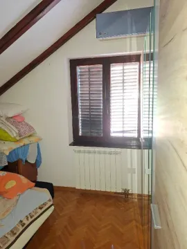 Manja spavaća soba sa kosim krovom i drvenim podom. - image 18