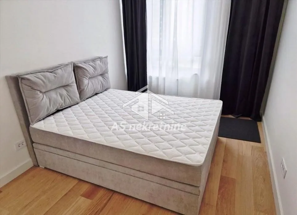 Izdavanje, četvorosoban stan, 120m², Savski Venac, Beograd