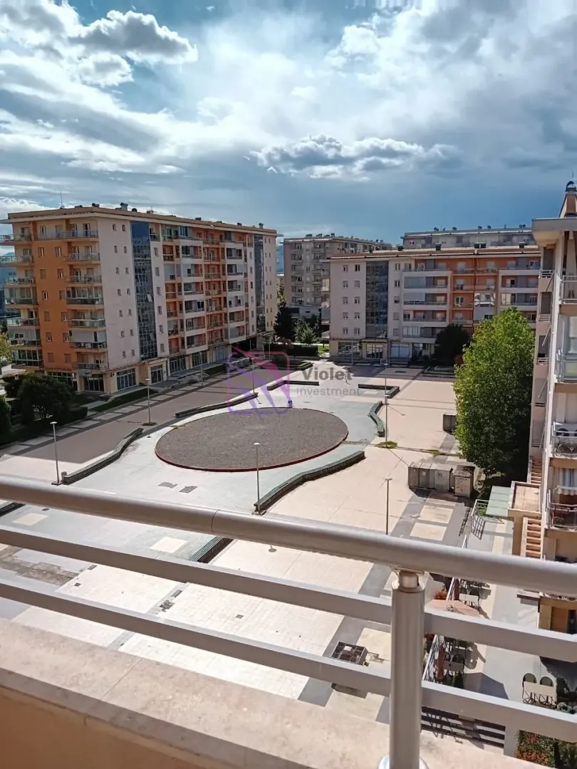 Pogled sa balkona na okolne stambene zgrade i gradski trg.