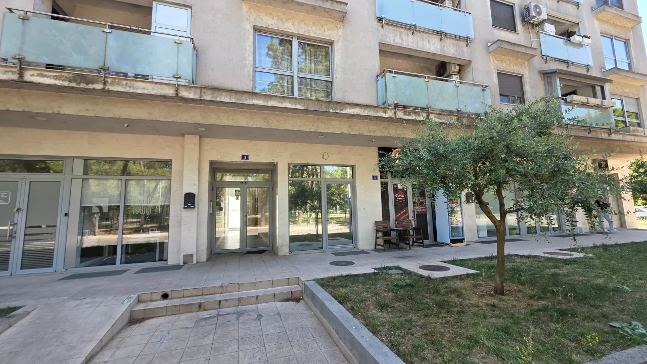 Izdavanje, poslovni prostor, 55m², Tološka šuma, Podgorica