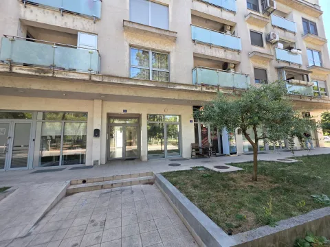 Izdavanje, poslovni prostor, 55m², Tološka šuma, Podgorica - image 1