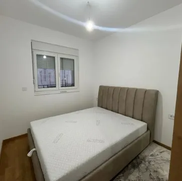 Namještena spavaća soba sa bračnim krevetom i prozorom. - image 6