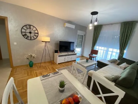 Rent, one bedroom apartment, 55m², Centar, Tivat - image 2