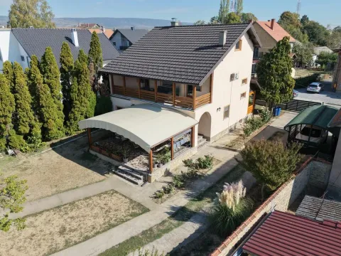 Pogled iz vazduha na dvorište i kuću sa terasom i nadstrešnicom. - image 11