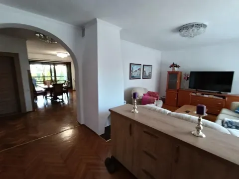 Dnevna soba sa garniturom, televizorom i pogledom na trpezariju. - image 18