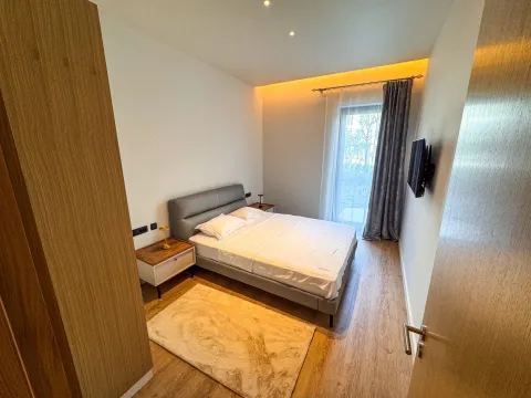 Moderna spavaća soba sa bračnim krevetom, noćnim stočićima i tepihom. - image 6
