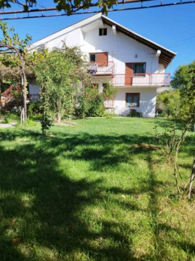 Izdavanje, trosoban stan, 130m², Tološi, Podgorica
