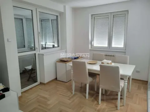 Trpezarija sa stolom, stolicama i parketom na podu. - image 7