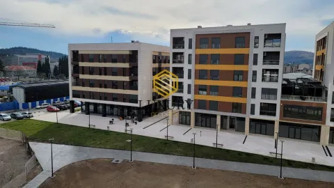 Pogled na moderne stambene zgrade sa uređenim dvorištem. - image 16