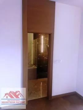 Pogled iz sobe kroz vrata na uređeno kupatilo. - image 7