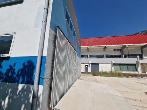 Pogled na spoljašnji dio objekta sa betonskim platoom. - image 4