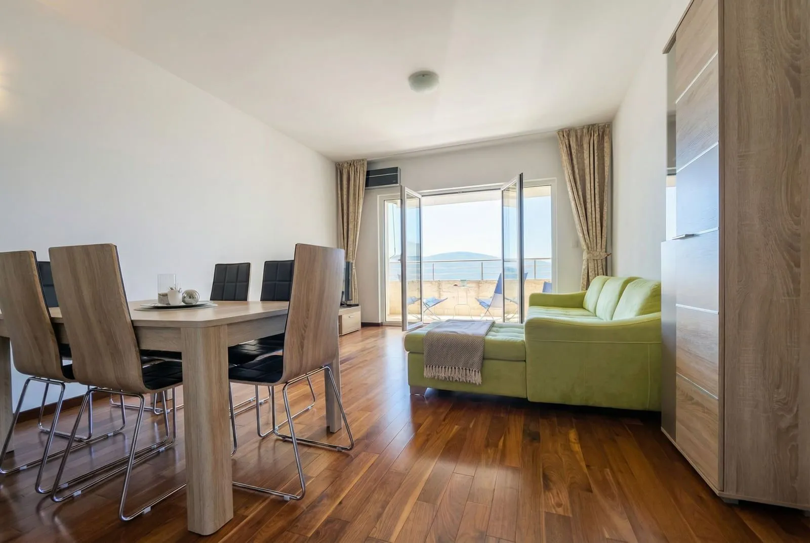 Prodaja, četvorosoban stan, 90m², Tivat, Crna Gora
