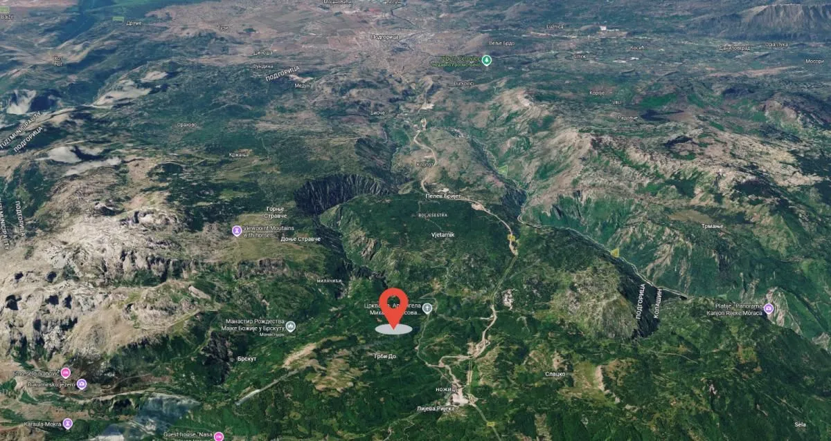 Satelitski prikaz lokacije nepokretnosti u planinskom predjelu.