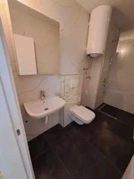 Moderno kupatilo sa tuš kabinom, umivaonikom i wc šoljom. - image 8