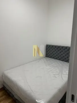 Manja spavaća soba sa bračnim krevetom. - image 6