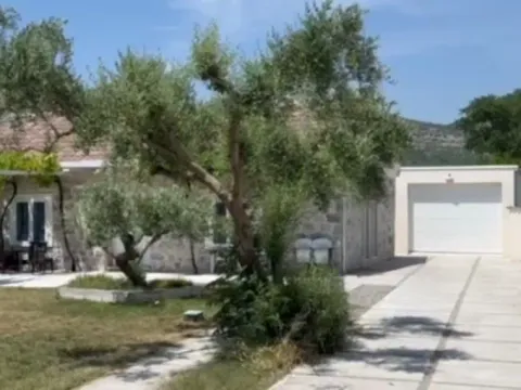 Izdavanje, kuća, 278m², Donji Kokoti, Podgorica