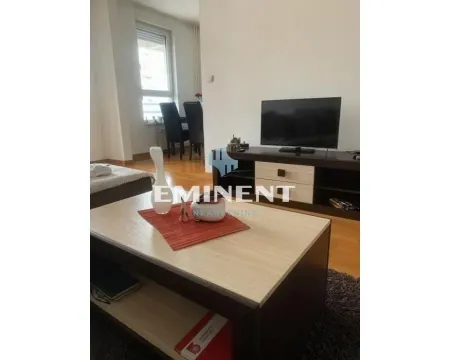 Dnevna soba sa garniturom, stočićem i televizorom. - image 3