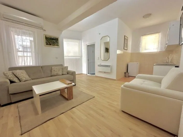 Rent, one bedroom apartment, 50m², Buljarica, Budva