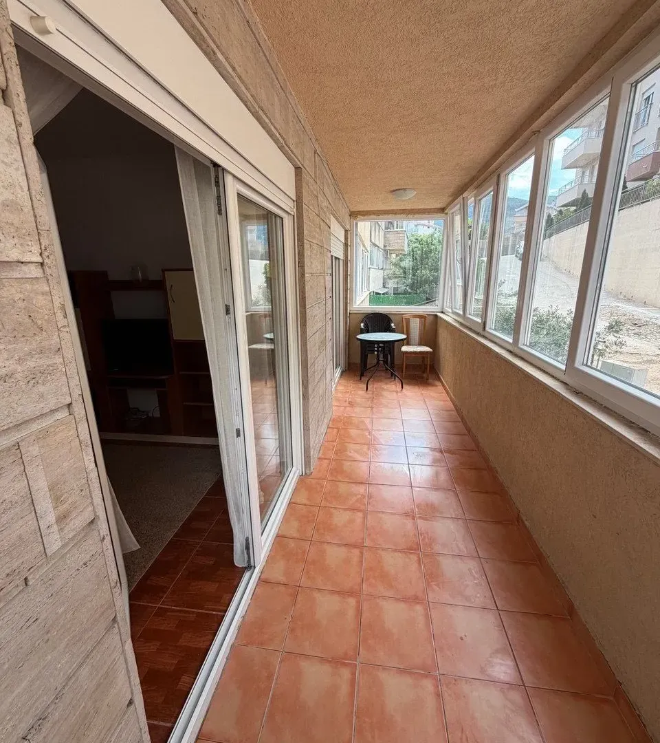 Izdavanje, jednosoban stan, 55m², Lazi, Budva