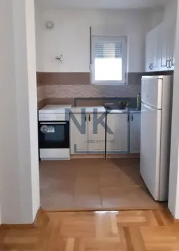 Manja kuhinja sa bijelim elementima, šporetom i frižiderom. - image 7