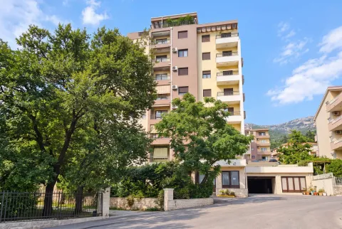 Spoljašnji izgled višestambene stambene zgrade okružene zelenilom. - image 13