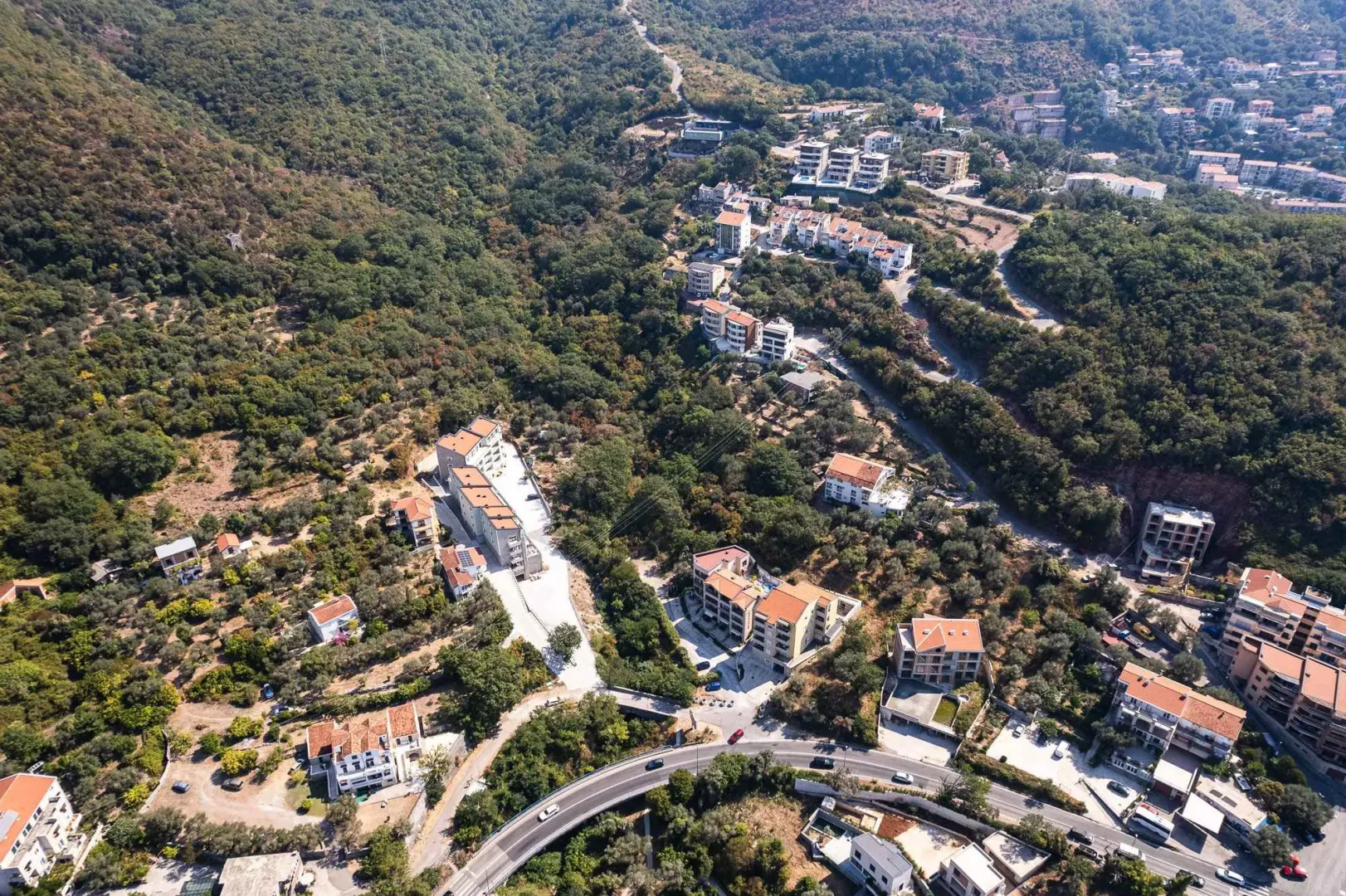 Pogled iz vazduha na naselje i okolni pejzaž.