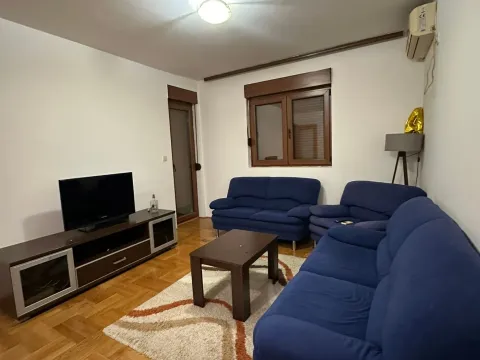 Izdavanje, dvosoban stan, 65m², Stari Aerodrom, Podgorica - image 1