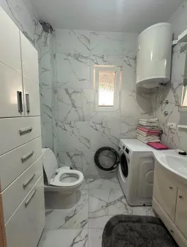 Moderne kupatilo sa mermernim pločicama, sanitarijama i veš mašinom. - image 12