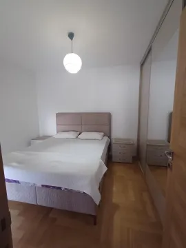 Furnished bedroom with a double bed and a mirrored built-in wardrobe. - image 5