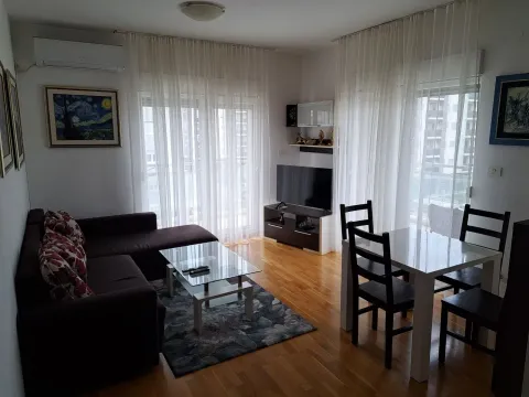 Svijetla dnevna soba sa ugaonom garniturom i trpezarijskim stolom. - image 18