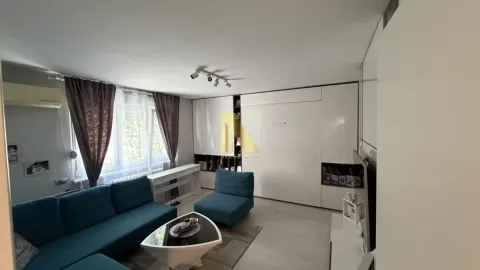 Dnevna soba sa plavom garniturom i ugradnim ormarom. - image 3
