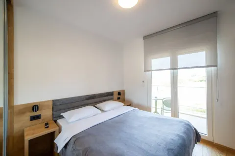 Moderna spavaća soba sa bračnim krevetom i izlazom na terasu. - image 10
