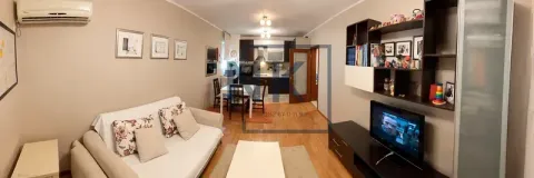 Dnevna soba povezana sa trpezarijom i kuhinjom u pozadini. - image 2