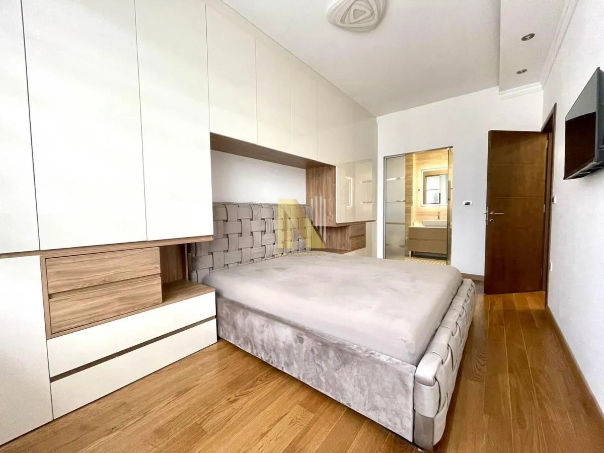 Izdavanje, četvorosoban stan, 140m², Sajmište, Novi Sad